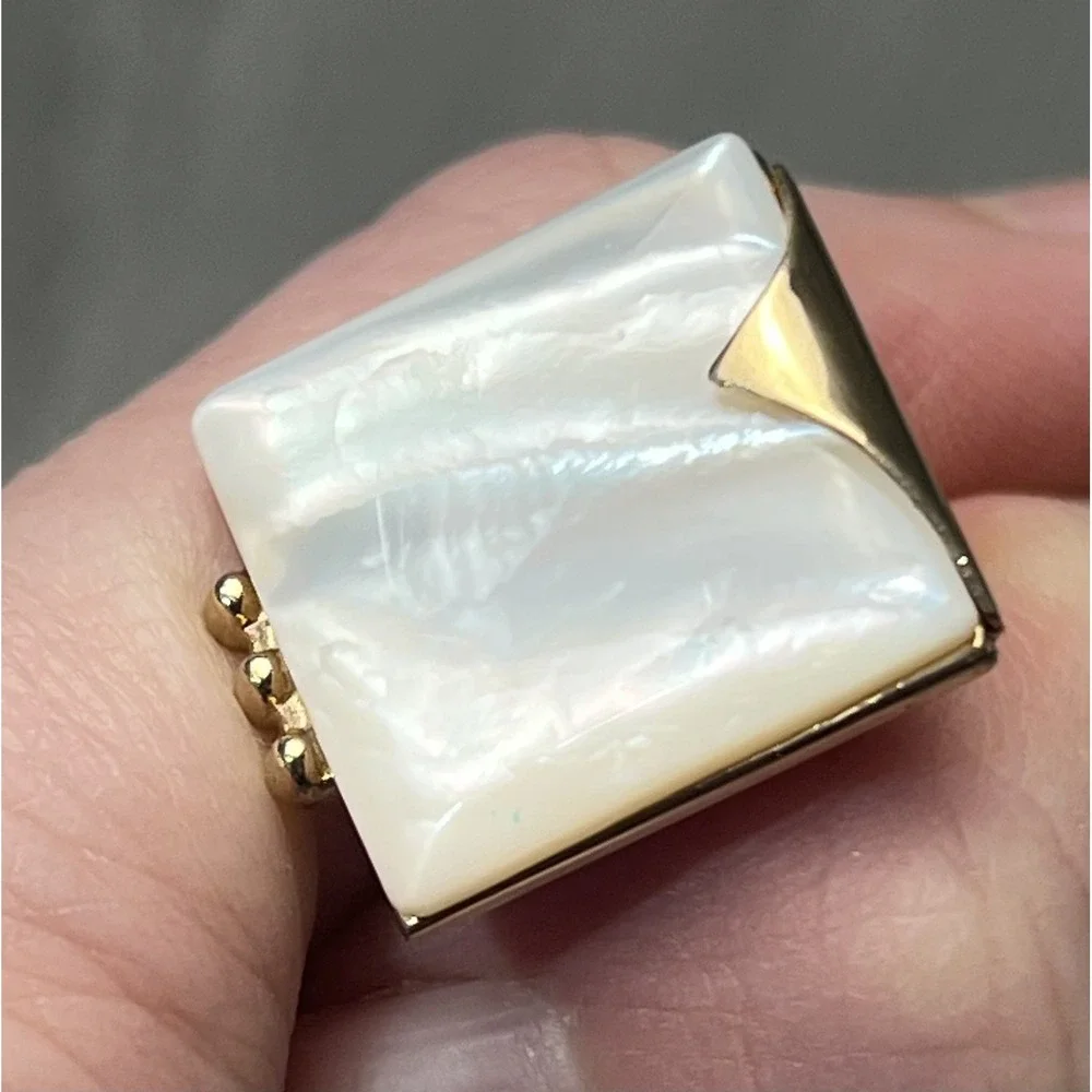 Vintage SWANK Men's Gold Tone Mother of Pearl Square Cufflinks Classic‎